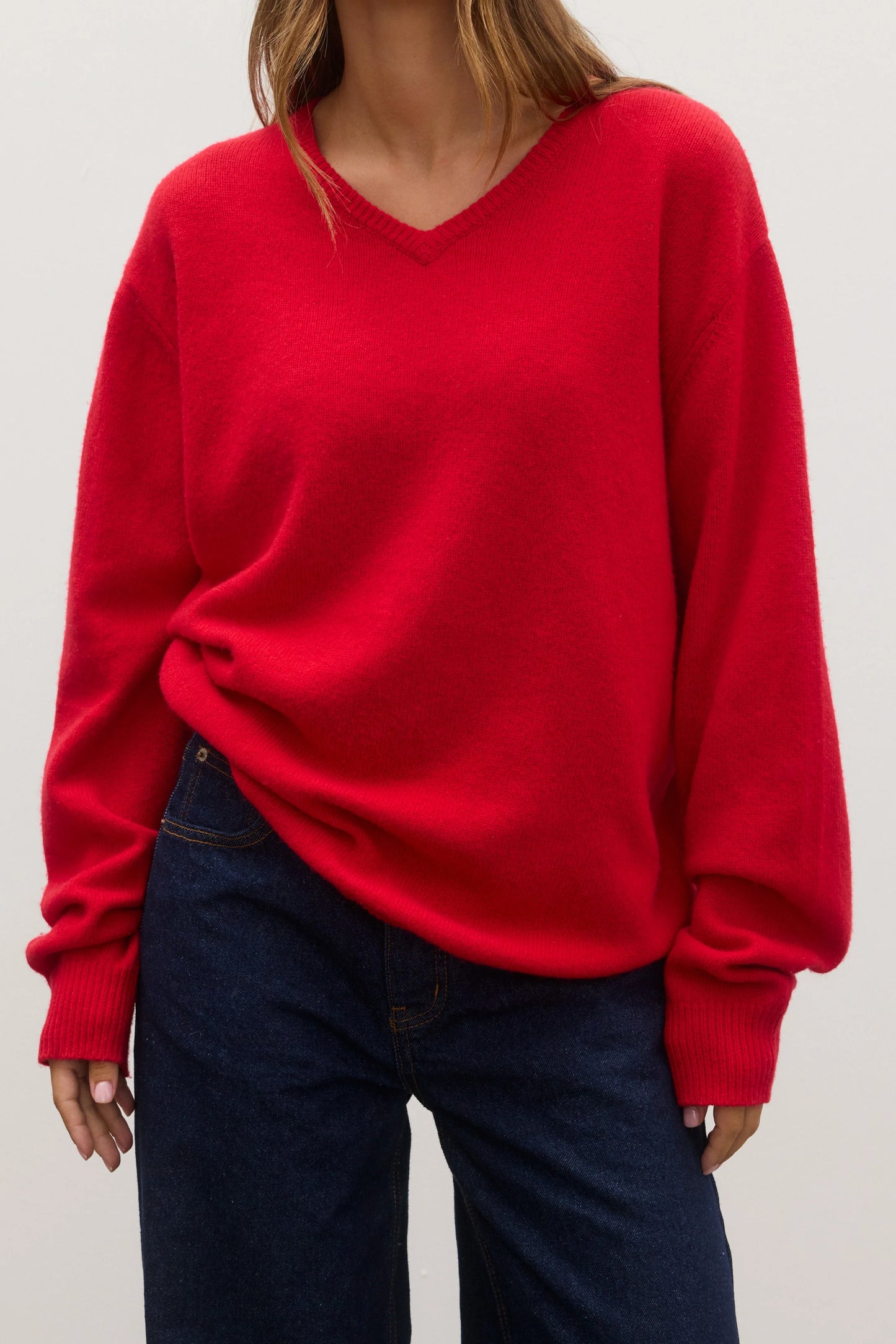 BILLIE V- NECK SWEATER - CHERRY RED