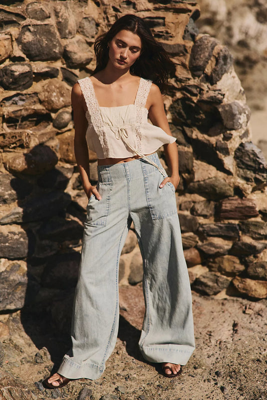 Women’s light wash baggy denim pull on jeans, Elasticated casual jeans by free people 